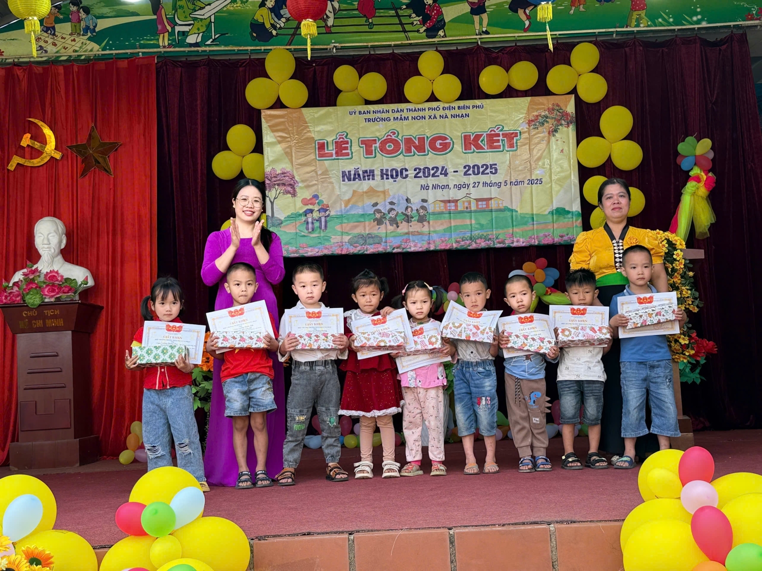 Ảnh phụ trẻ nhận giấy khen